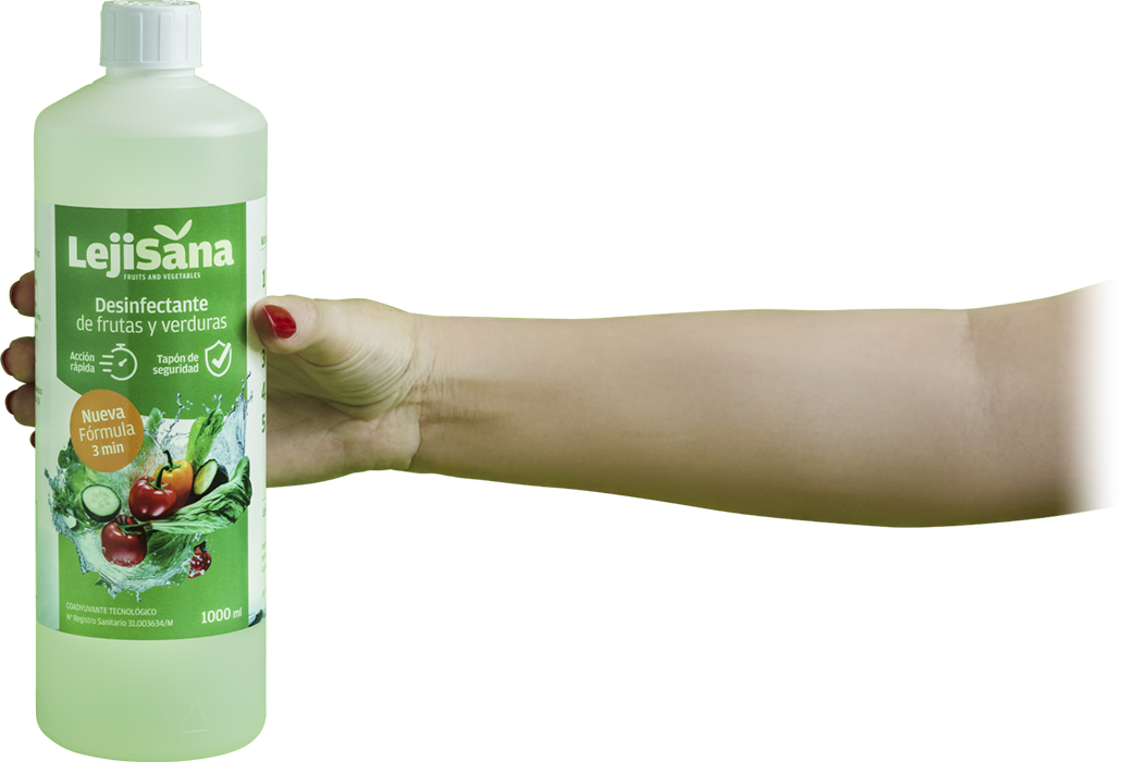 Botella lejisana sujetada por mano de mujer